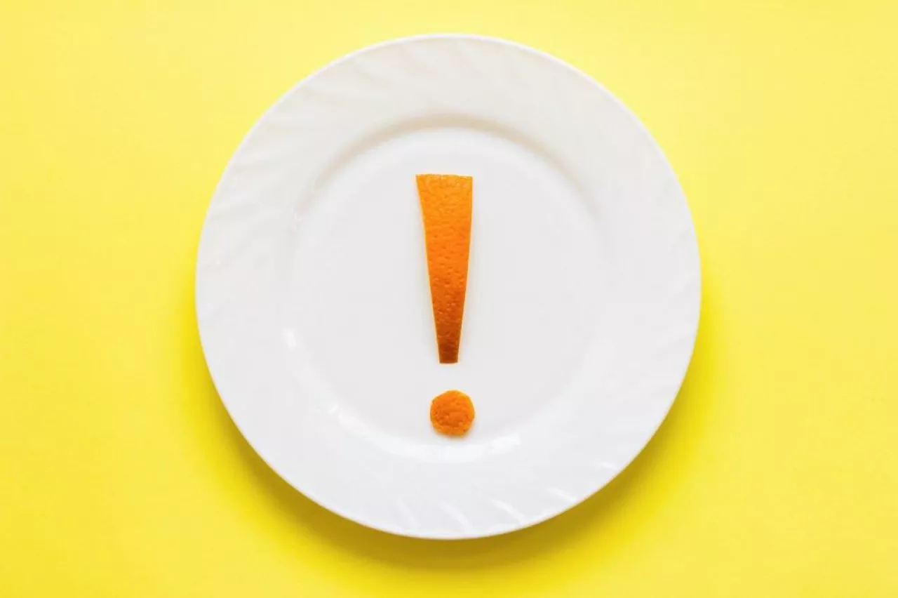 exclamation mark on a plate. healthy eating concept. weight loss strategy. allergy warning.