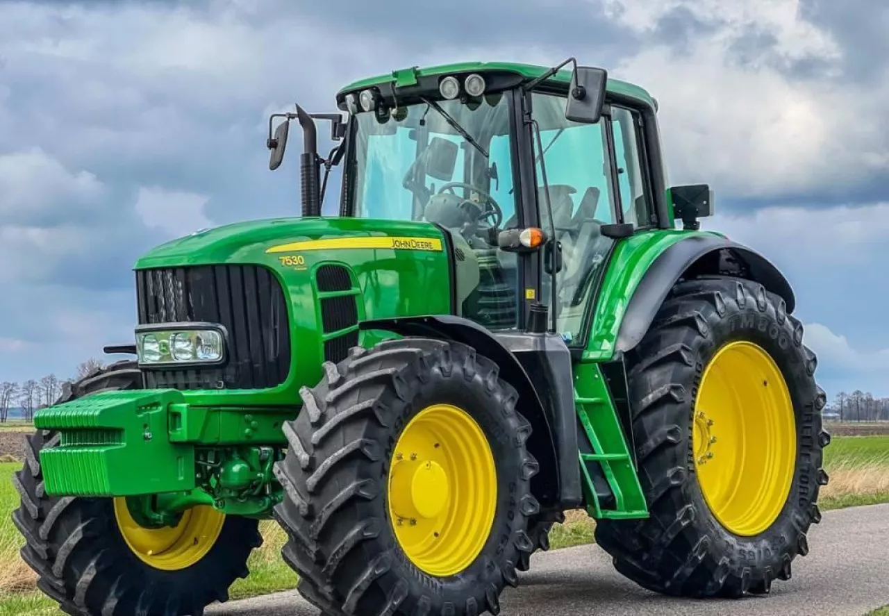 &lt;p&gt;John Deere 7530&lt;/p&gt;