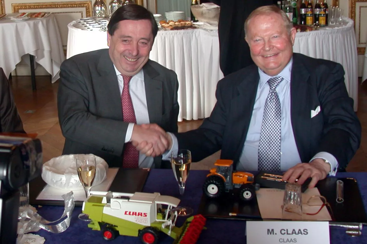 &lt;p&gt;23 lutego 2003 roku Helmut Claas podpisał umowę o przejęciu większości udziałów w Renault Agriculture, dziale ciągników koncernu Renault.&lt;/p&gt;