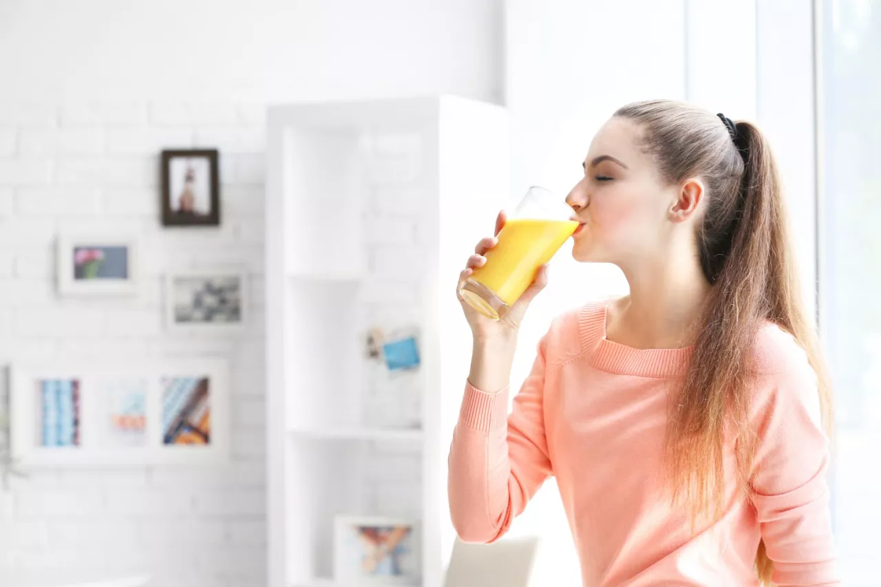Z badań wynika, że ulubionym sokiem Polaków wciąż jest pomarańczowy (fot. Shutterstock)