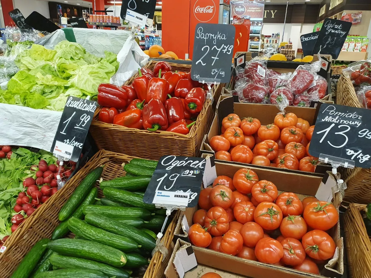 Drogie warzywa w sklepie: pomidor, papryka i ogórek