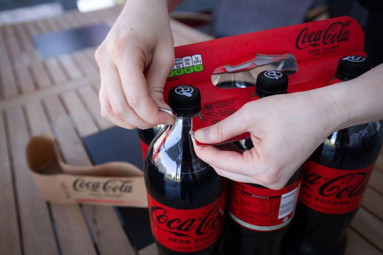 &lt;p&gt;Firmy Coca Cola HBC i DS Smith nawiązały współpracę, w ramach której plastikowe wielopaki butelek o pojemności 1,5 litra zostaną zastąpione kartonowymi uchwytami (fot. mat. pras.)&lt;/p&gt;