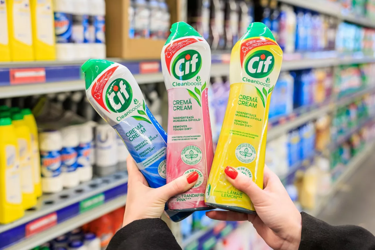 Cif jest jedną z marek Unilevera. Firma deklaruje, że opakowania produktów nadają się w 100 proc. do recyklingu