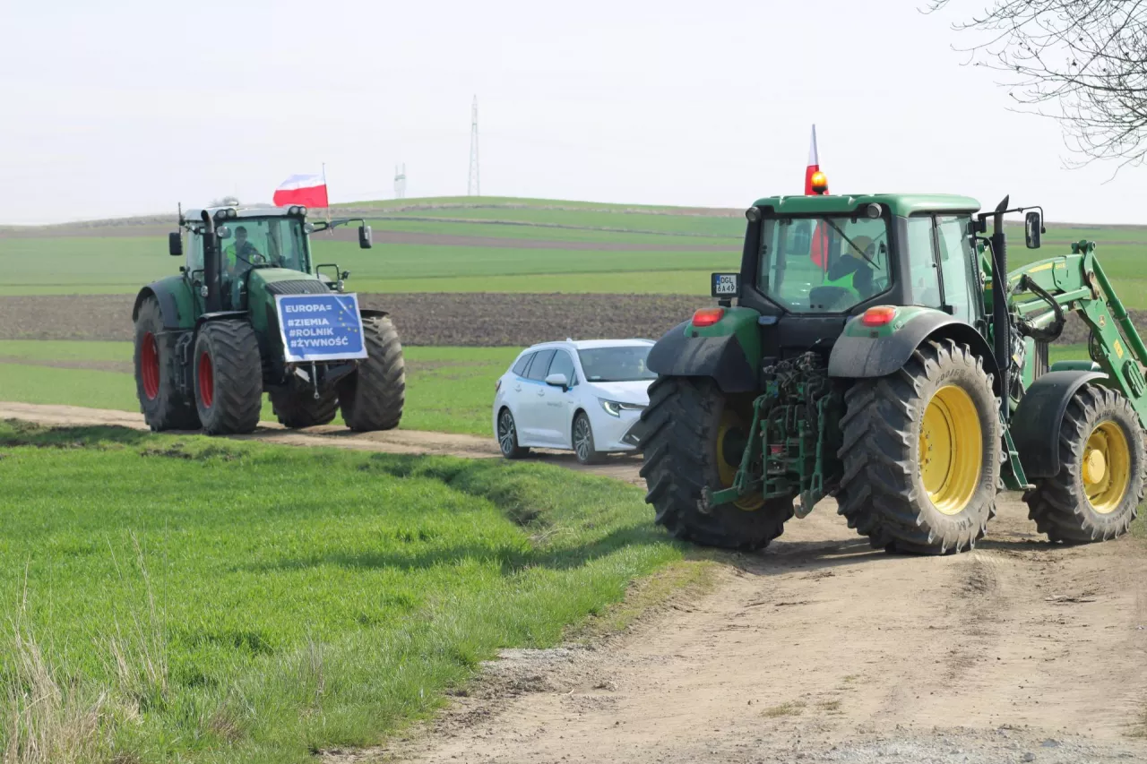 Rolnicy zatrzymali kilku kierowców, którzy zamiast kierować się na objazdy bocznymi drogami jakie wskazuje policja zaczęli jeździć po polach i niszczyć zasiane zboże