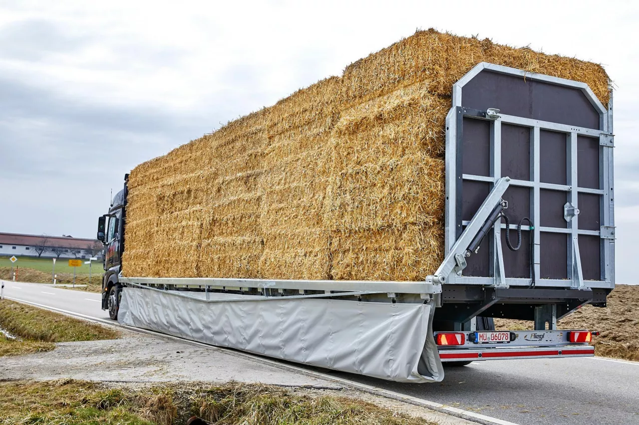 Naczepa SZS 300 BL Ultra zaspokaja rosnące zapotrzebowanie na wydajne rozwiązania transportowe w rolnictwie.
