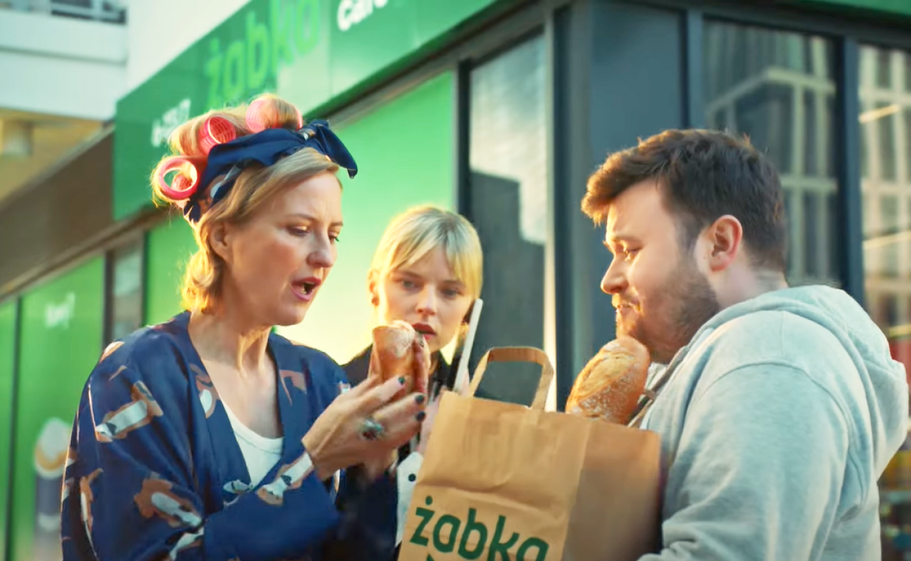 Izabela Kuna w reklamie pieczywa ze sklepów Żabka (youtube.com/@SiecsklepowZabkaPolska)