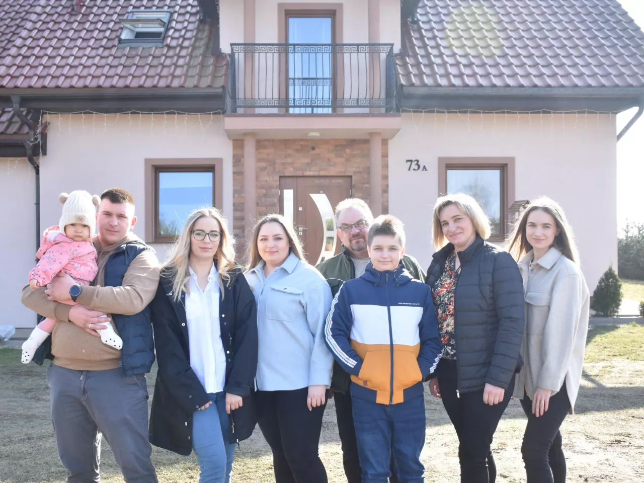 Na zdjęciu od lewej: Sylwester i Joanna z córką Helenką, Magdalena, Romuald, Kamil, Maria i Justyna