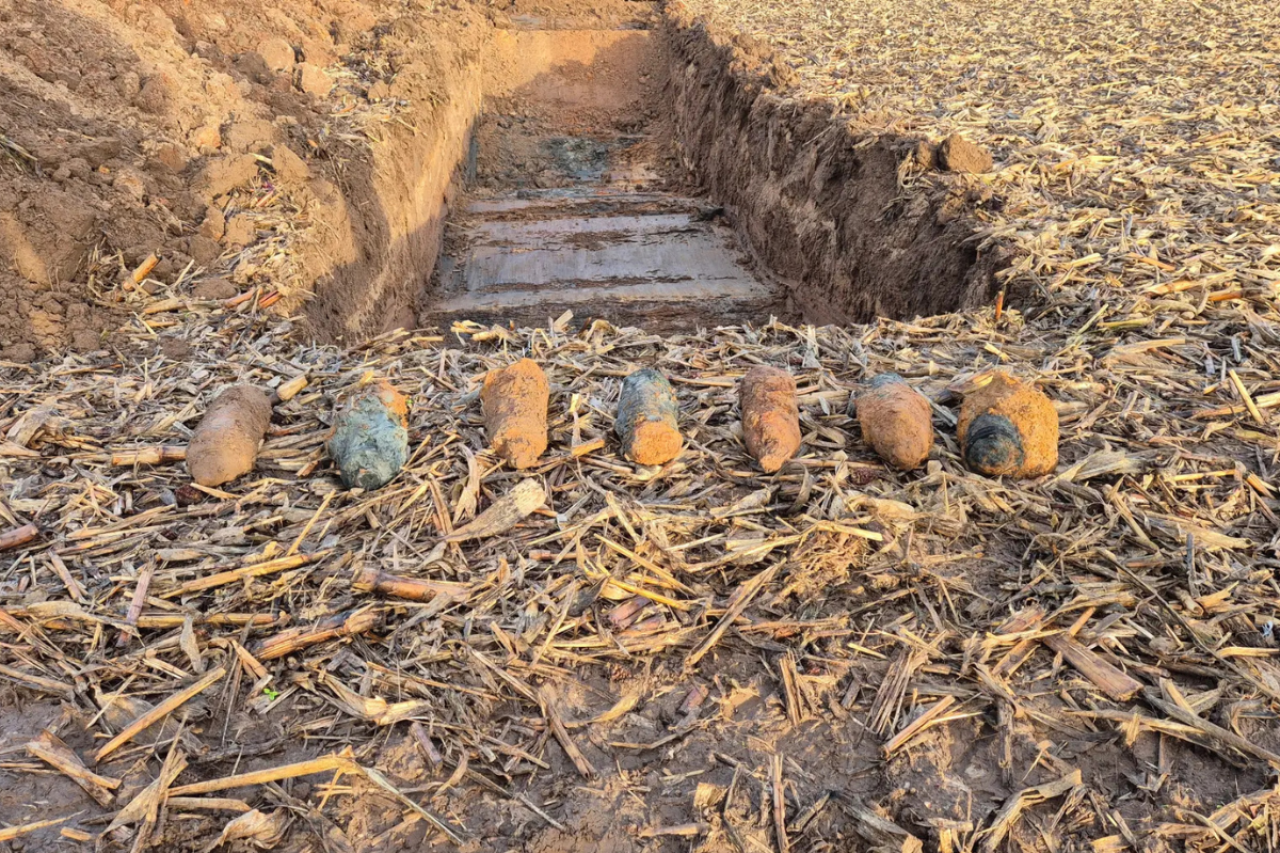 Bomby odłamkowe typu ”FRAG 20 lb” z czasów II wojny światowej znalezione na polu w Bramsche (Dolna Saksonia, Niemcy).