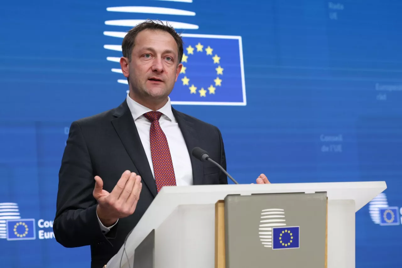 Komisarz UE ds. rolnictwa Christophe Hansen podczas konferencji prasowej Rady Unii Europejskiej. W swoim wystapieniu online na Europejskim Forum Rolniczym podkreslil kluczowa role Polski w zapewnieniu bezpieczenstwa zywnosciowego w UE.