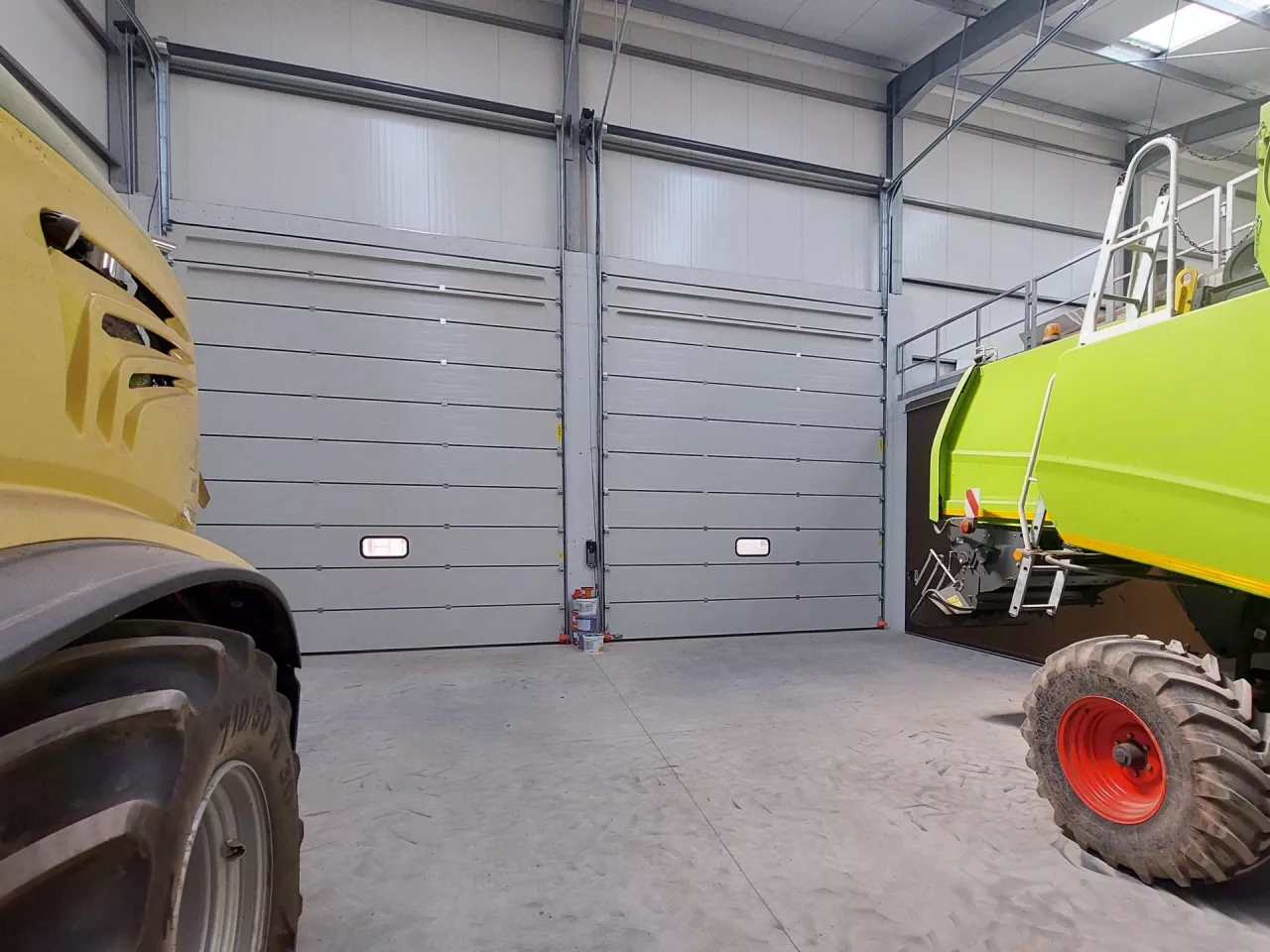 Bramy segmentowe coraz częściej są instalowane w garażach gospodarstw. Niepodważalnym atutem jest możliwość wygodnego otwierania, nierzadko z użyciem układów zdalnie sterowanych.