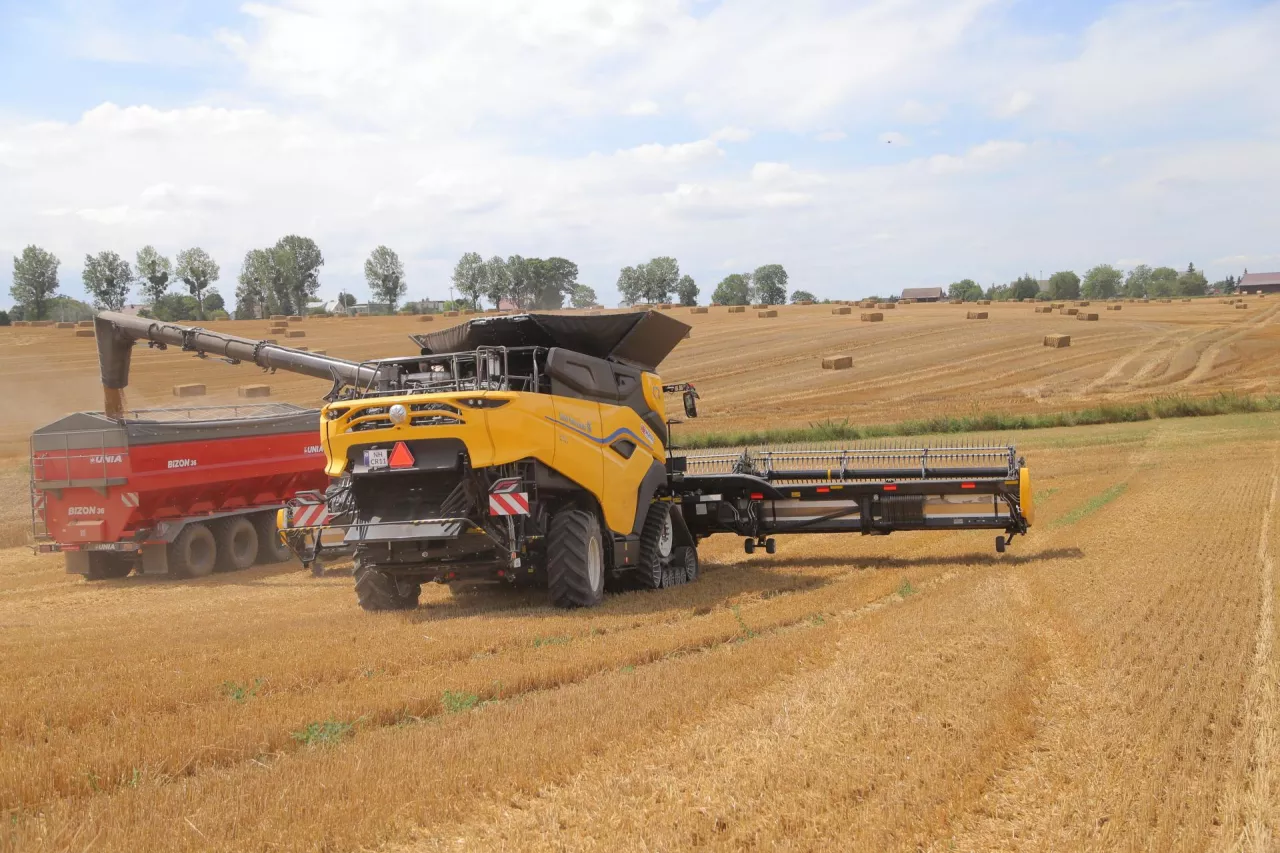 New Holland CR 11 podczas żniw