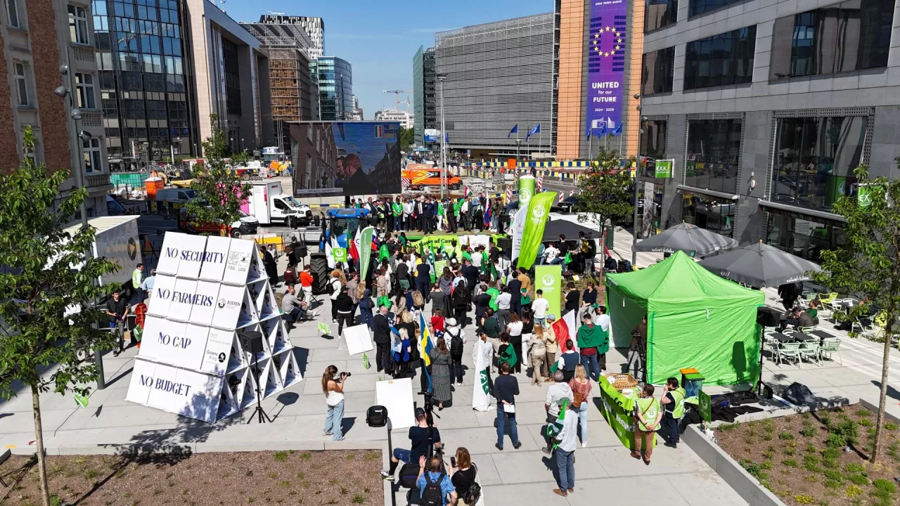 Protest rolników w Brukseli pod budynkiem Komisji Europejskiej.