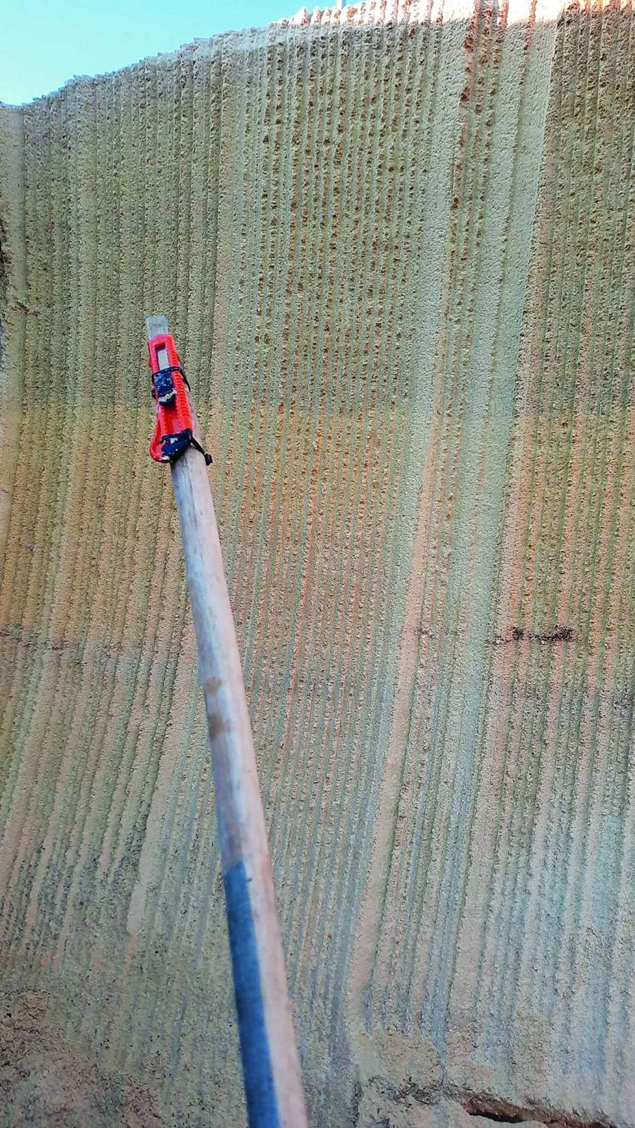 Ostry nóż do tapet przydaje się do ucinania folii w silosie