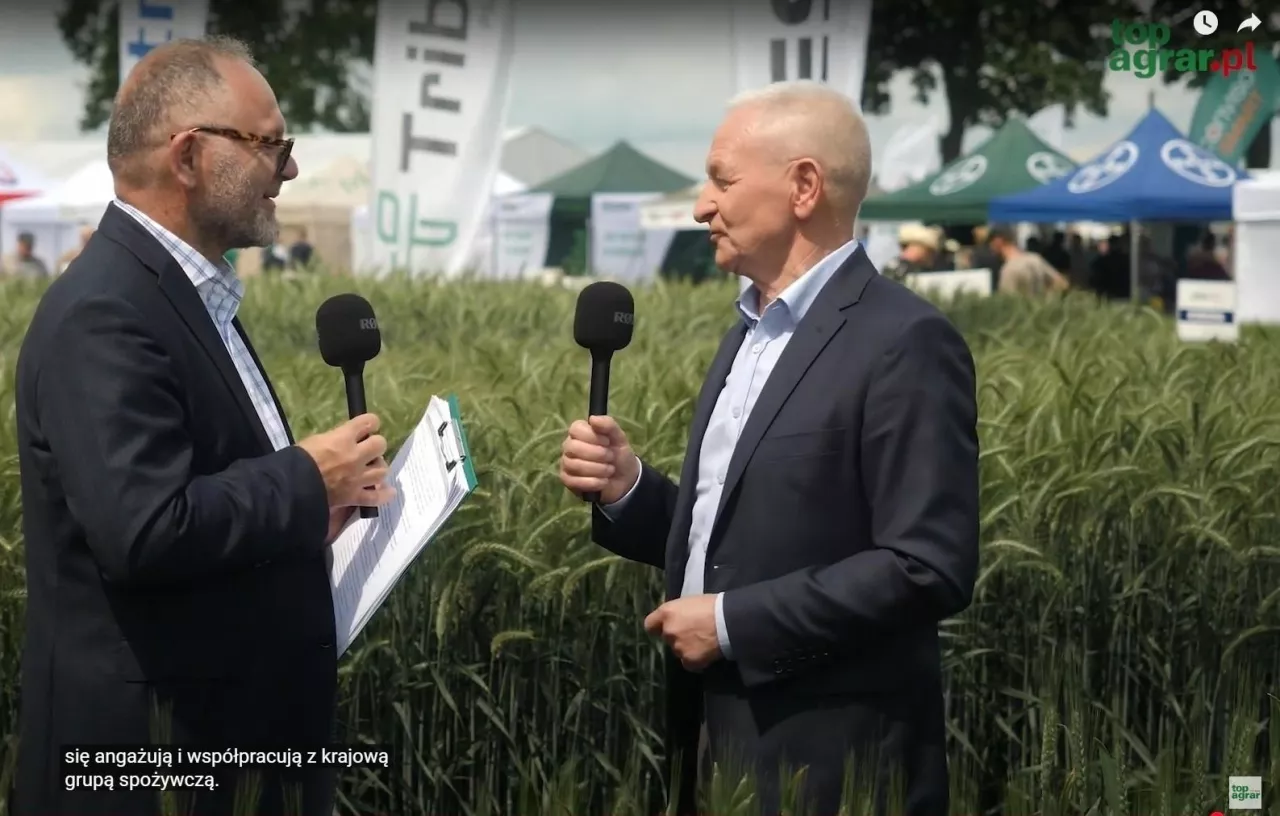 Prezes Krajowej Grupy Spożywczej Leszek Świętochowski oraz dyrektor wydawniczy AgroHorti Media Karol Bujoczek podczas rozmowy w ramach Dnia Pola KGS. Tematem rozmowy były perspektywy polskiego cukrownictwa, znaczenie buraka cukrowego dla Grupy oraz plany eksportu cukru premium.