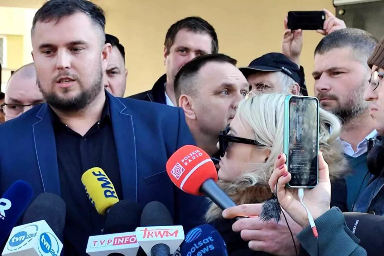 Damian Murawiec podczas konferencji prasowej; fot: FB/Damian Murawiec