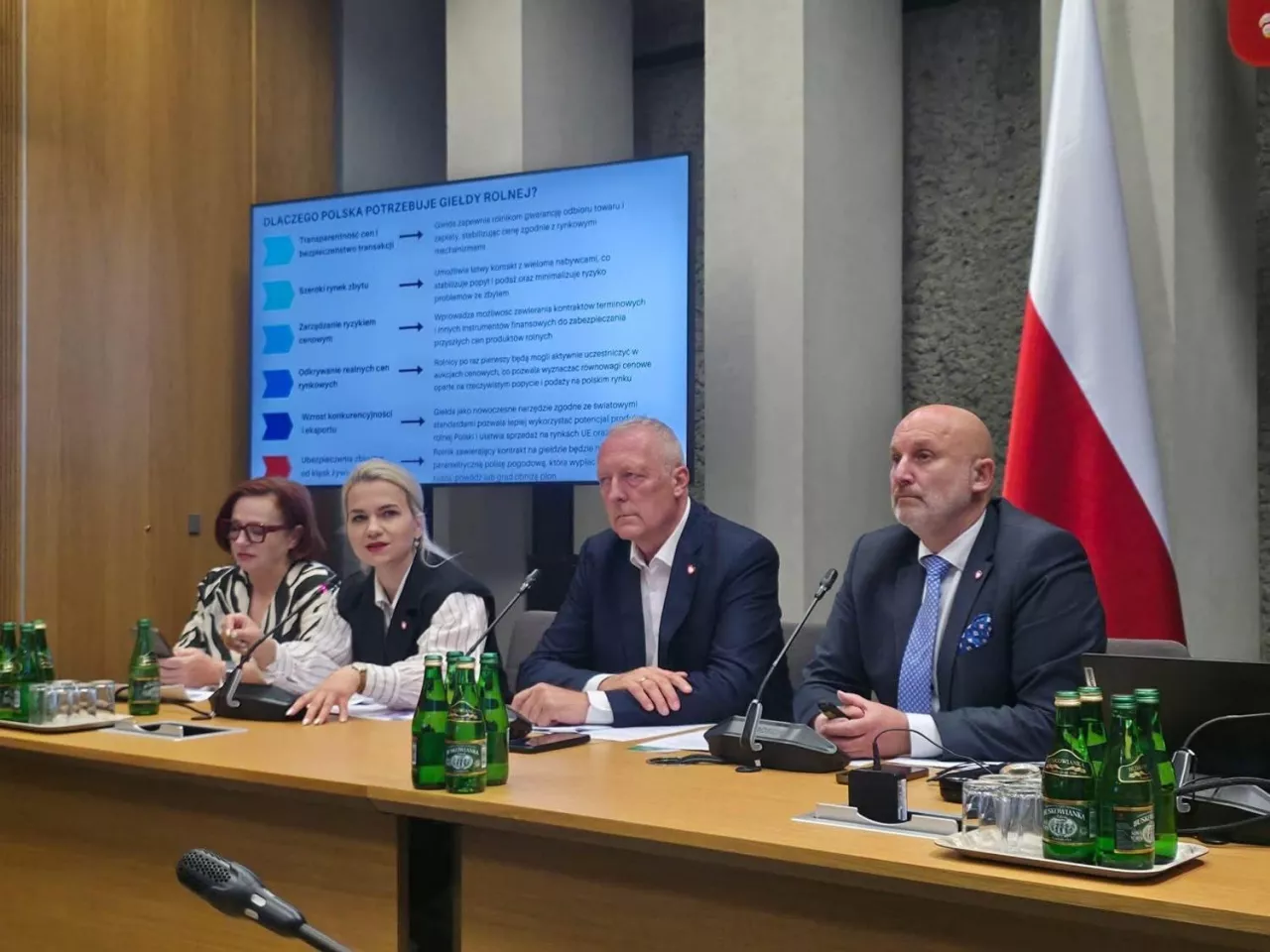 24 lipca w Sejmie odbyło się posiedzenia trzech zespołów: Parlamentarnego Zespołu ds. Rozwoju Obszarów Wiejskich, Parlamentarnego Zespołu ds. Ochrony i Rozwoju Polskiej Produkcji Rolnej, a także Parlamentarnego Zespołu ds. Ochrony i Rozwoju Sektora Spożywczego