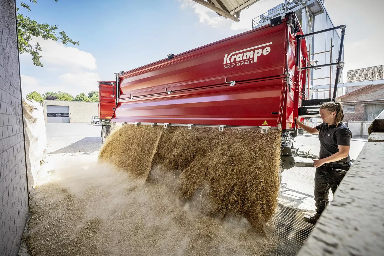 Na rynku zadebiutowała Trójstronna wywrotka Krampe FlexBody 500 ZDK 18