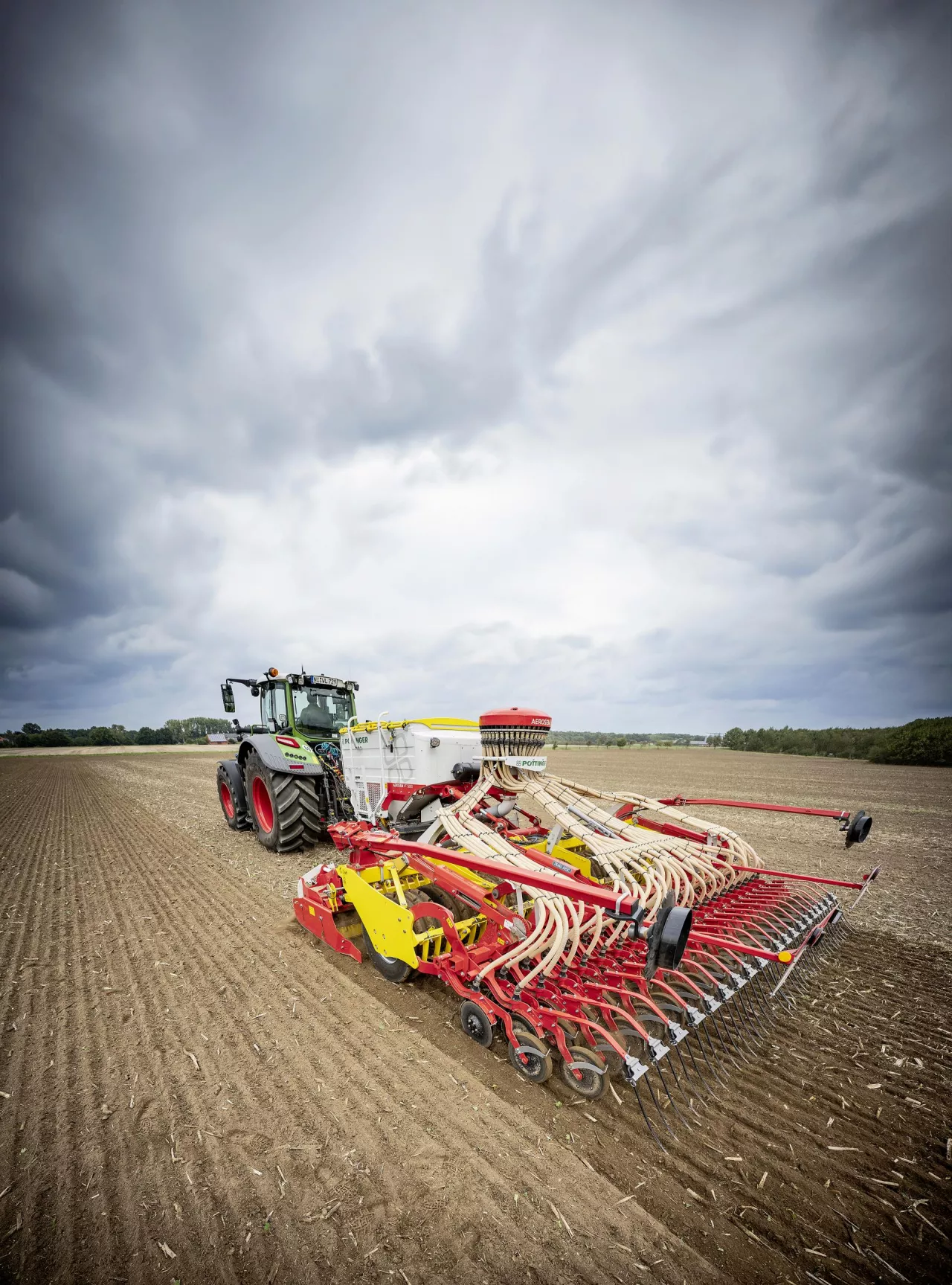 Jak wygląda praca agregatem uprawowo-siewnym Pöttinger Aerosem VT DD?