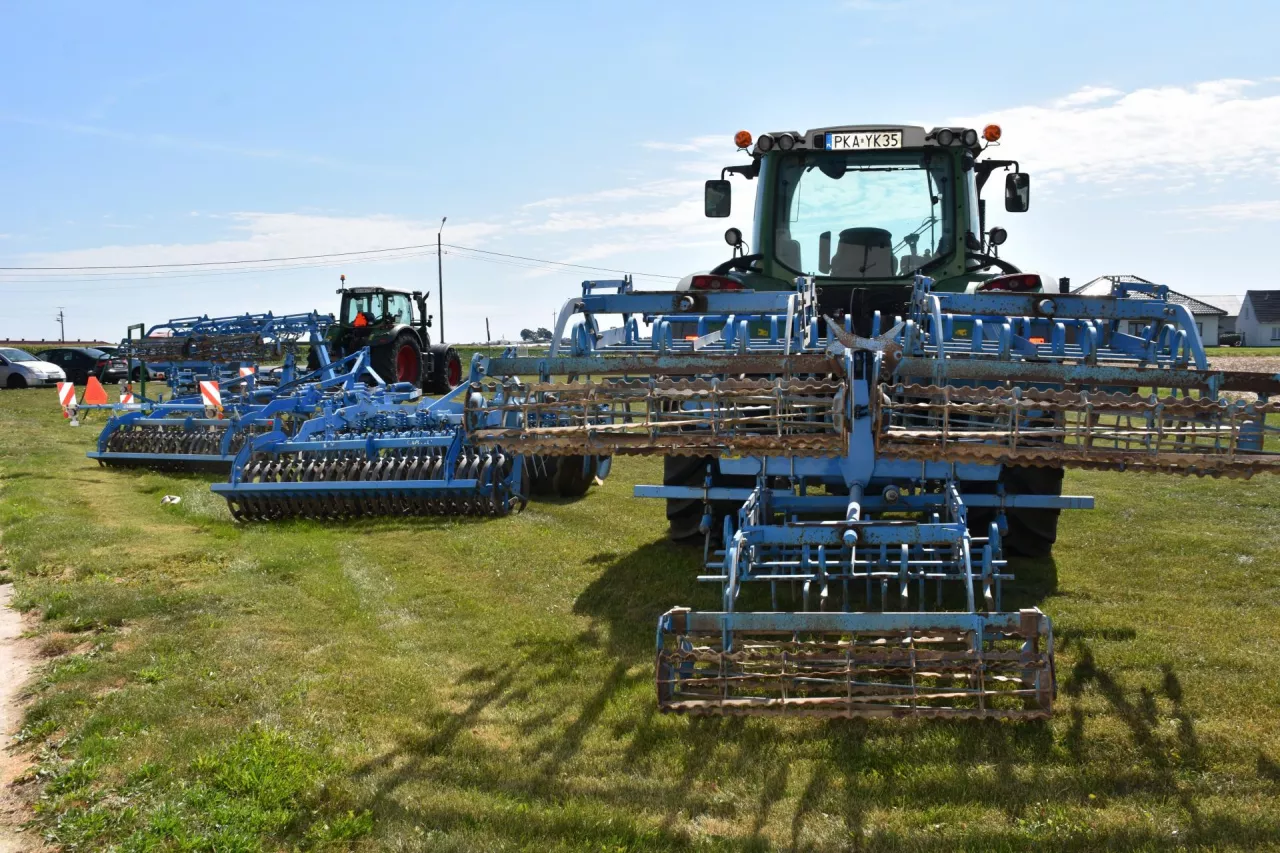 Okazały zestaw agregatów, które umożliwiają właściwe przygotowanie gleby pod zasiewy