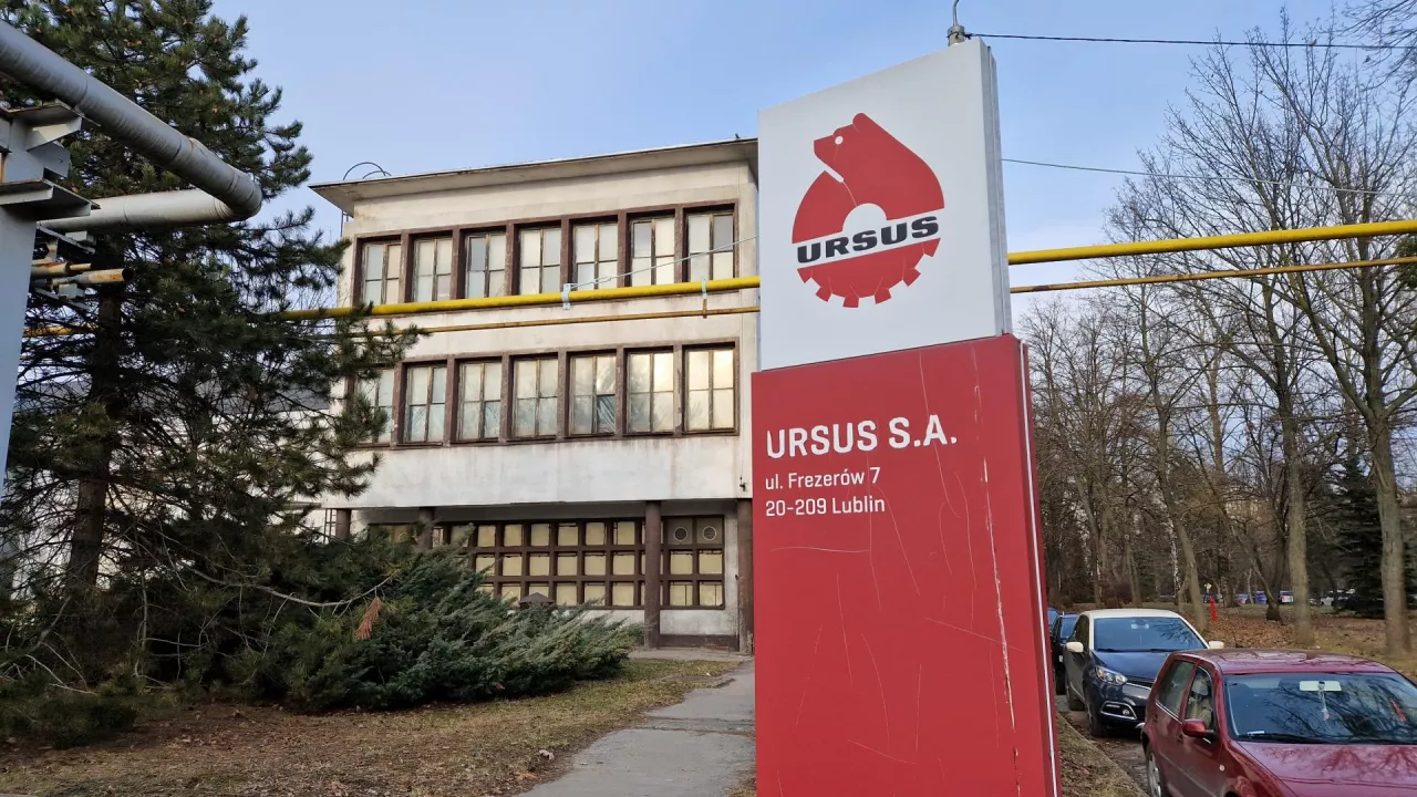 Front budynków Ursusa w Lubinie z charakterystyczną tablicą informacyjną na froncie