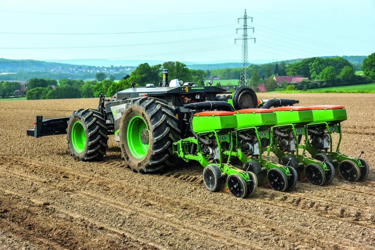 Gdy robot jest na polu i ustawimy wszystkie parametry robocze, może już samodzielnie tam pracować. Wtedy operator może wykorzystać czas na inne zadania.