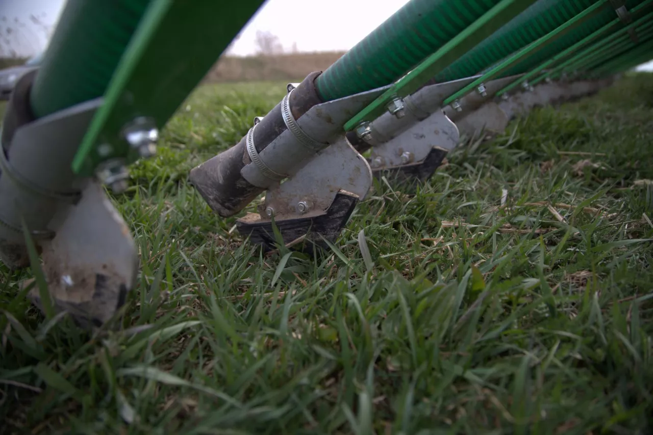 gnojowica na łąkach TUZ aplikacja doglebowa łyżwa aplikator