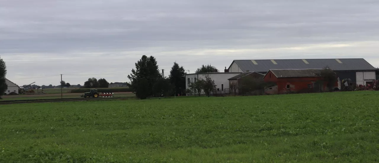 gospodarstwo rolne z dachem pokrytym eternitem