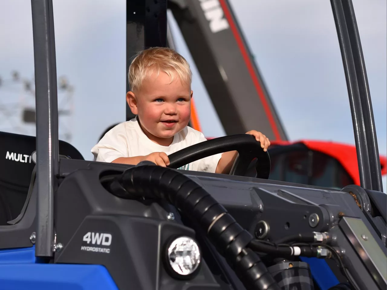 dziecko za kierownicą ciągnika rolniczego