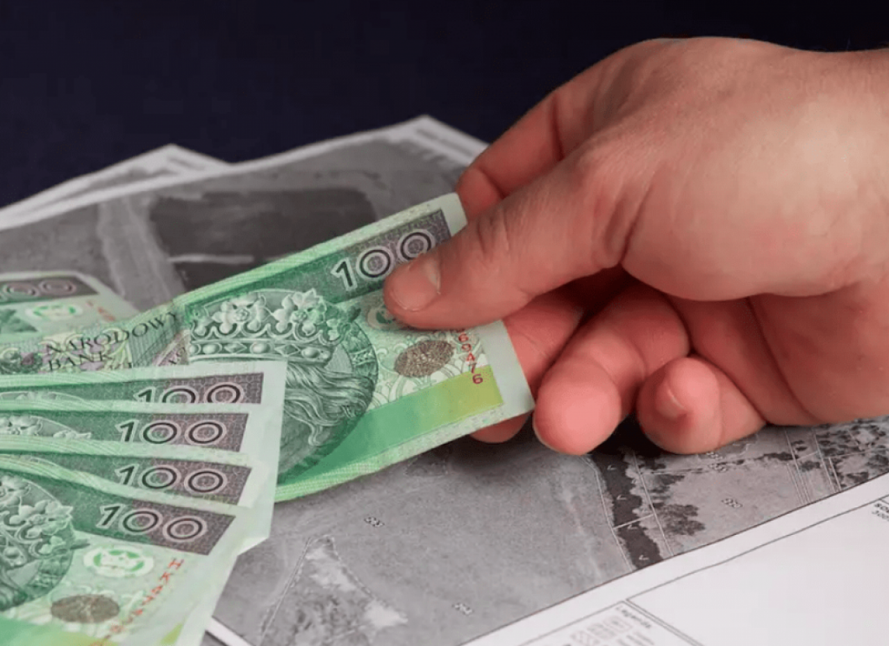 Wypadek przy pracy rolniczej, złamany kręgosłup a odszkodowanie z KRUS.