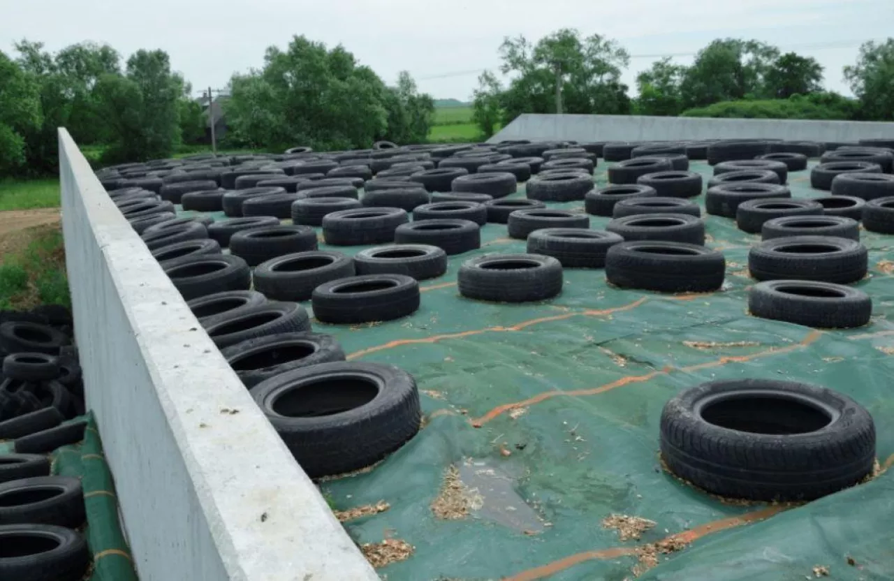 Pryzma przykryta oponami