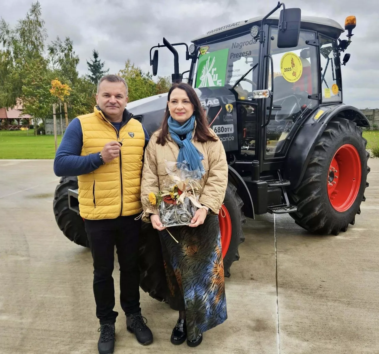 przekazanie ciągnika nagrody w konkursie KRUS