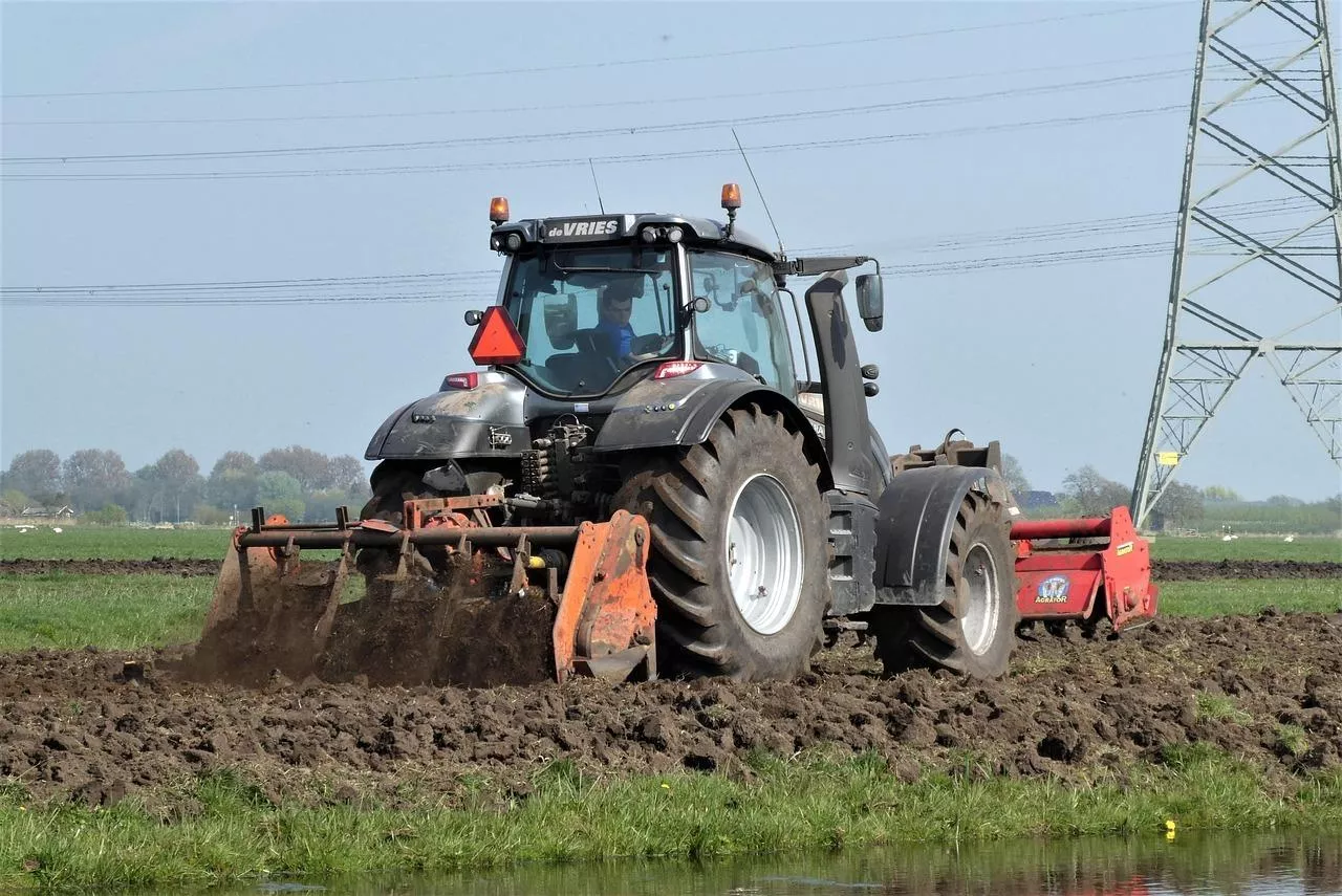 ciągnik na polu