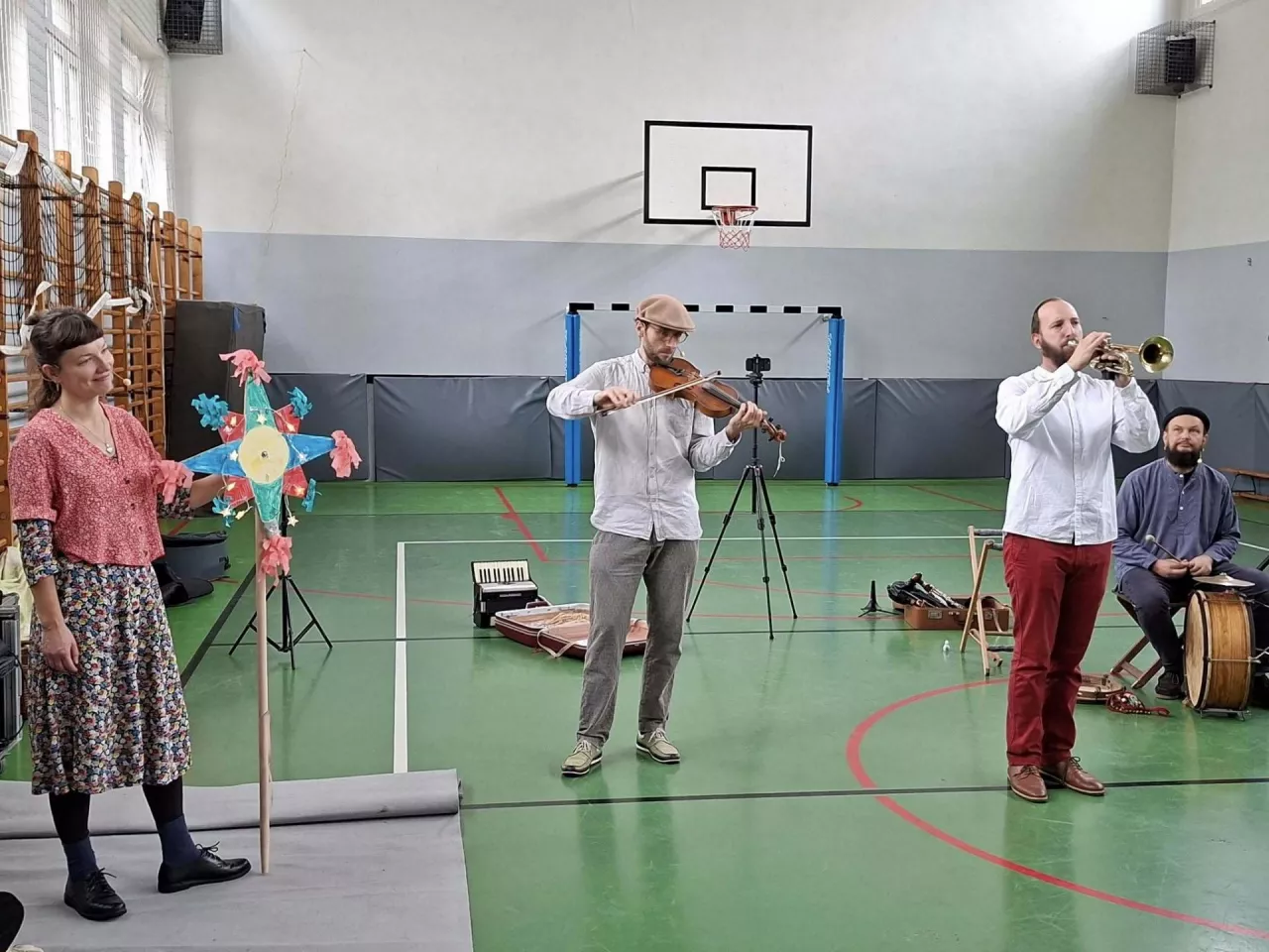 Karol podczas niedawnych warsztatów, które zrealizowali z Asią w szkole podstawowej w Przemęcie w powiecie wolsztyńskim