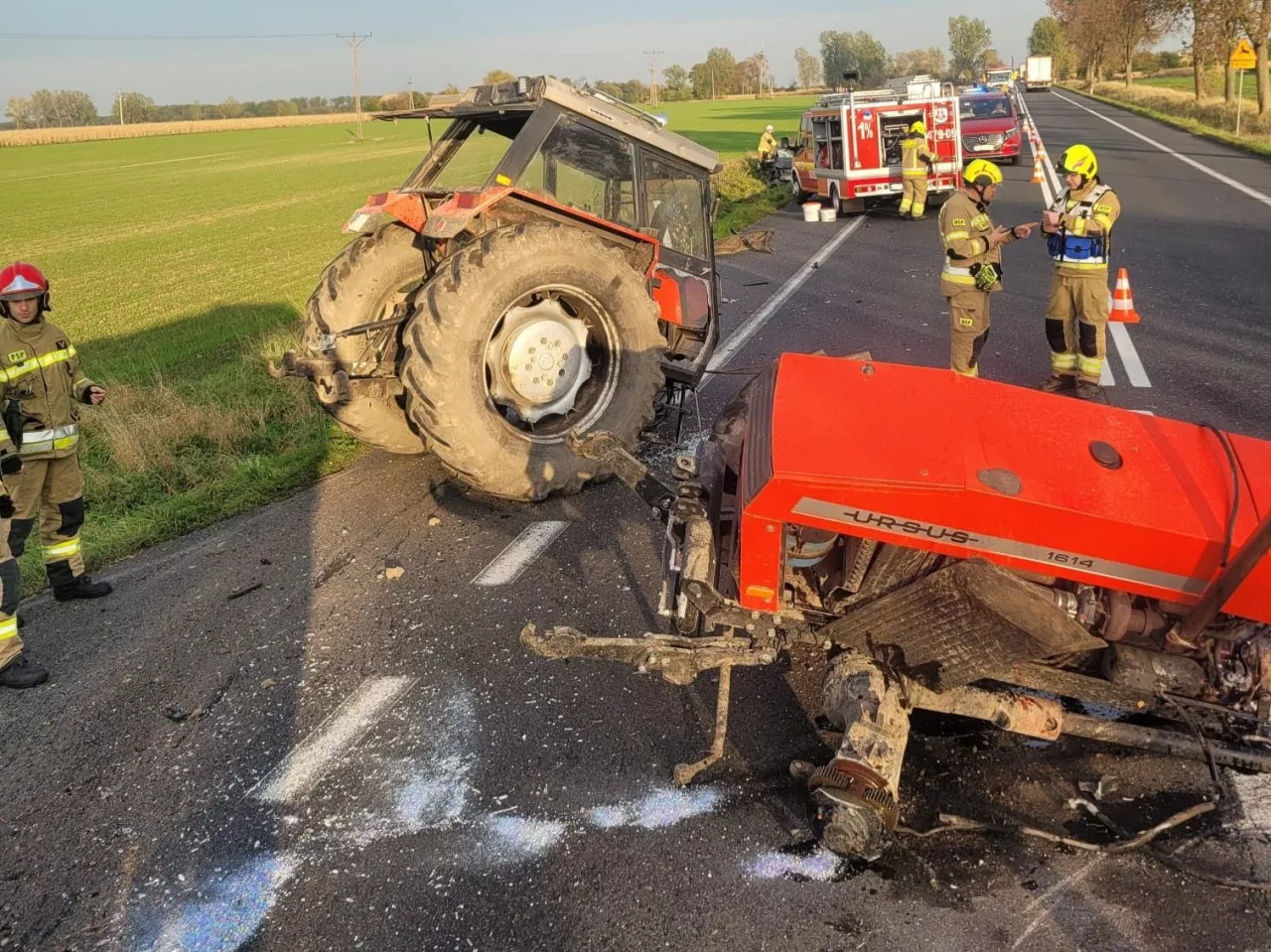 Ciągnik rolniczy Ursus przełamany w pół po zderzeniu z samochodem osobowym