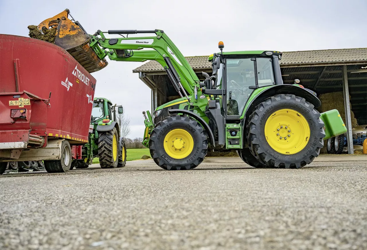 Test ciągnika John Deere 6120M.