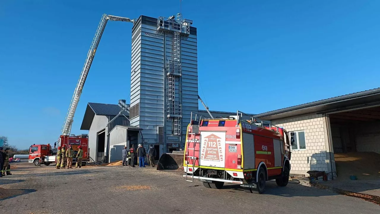 Strażacy podczas akcji gaszenia suszarni zboża w Goniądzu