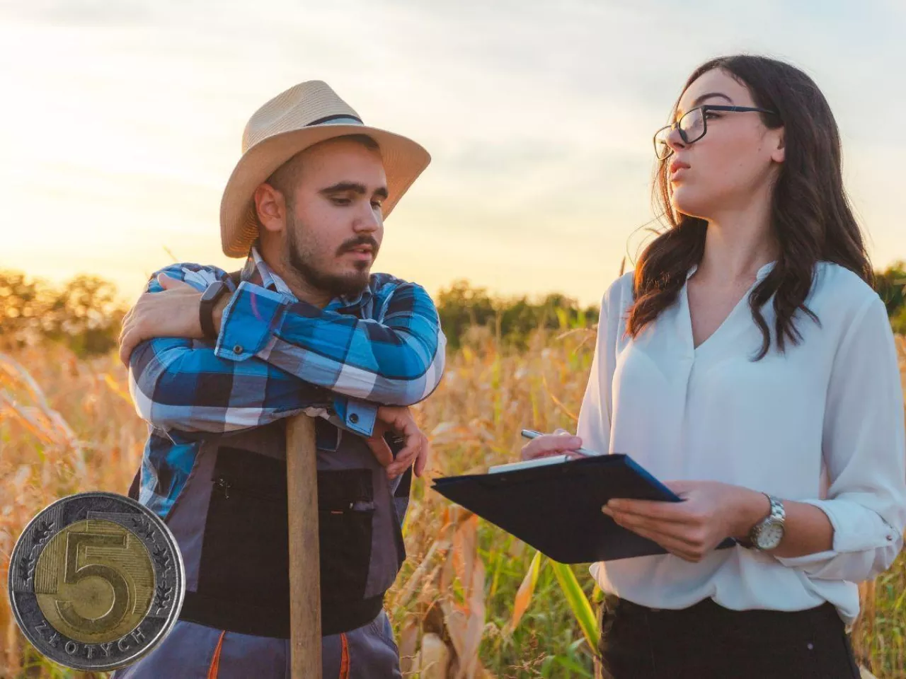 Rolnik oparty o łopatę a obok niego kobieta