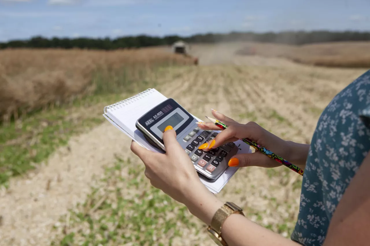 Zaliczka dla młodego rolnika a VAT: czy dopłatę z ARiMR trzeba opodatkować?
