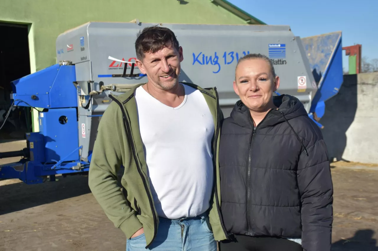 Karol Nowak prowadzi gospodarstwo z partnerką Romaną (razem na zdjęciu), pomagają im córka Romany i jeden pracownik. Gospodarują na 60 ha, z których głównie pozyskują pasze dla bydła, ponadto uprawiają buraki cukrowe