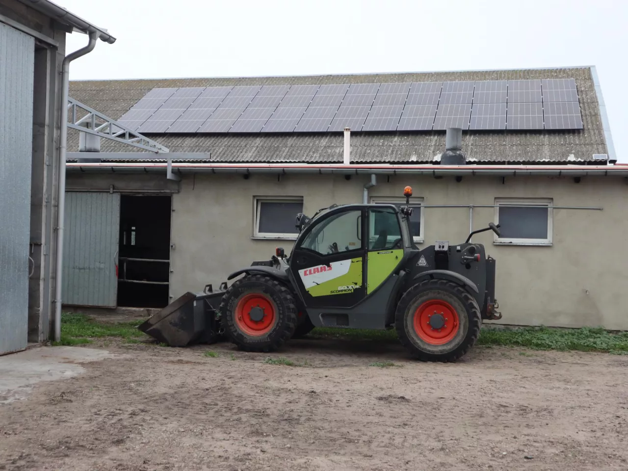 Inwestycje w odnawialne źródła energii w obszarze A są dopuszczone pod warunkiem, że stanowią element inwestycji, są z nią powiązane oraz jeżeli ich wykorzystanie jest ekonomicznie uzasadnione. Zakup ładowarki z obszaru D nie jest jednak możliwy, bo jest to maszyna uniwersalna