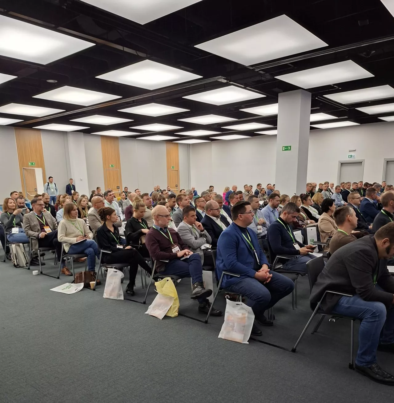 sala, sesja gleba, sala pełna ludzi 