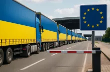 Ukraińskie tiry czekające przed granicą z Unią Europejską. Symbol sytuacji przed wygasającą umową handlową.