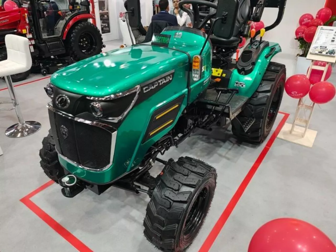 Jak zwykle, Capitan pokazał ciągniki w różnych kolorach, metalizowanych lakierach, modelowi elektrycznemu przypadł zielony metalik