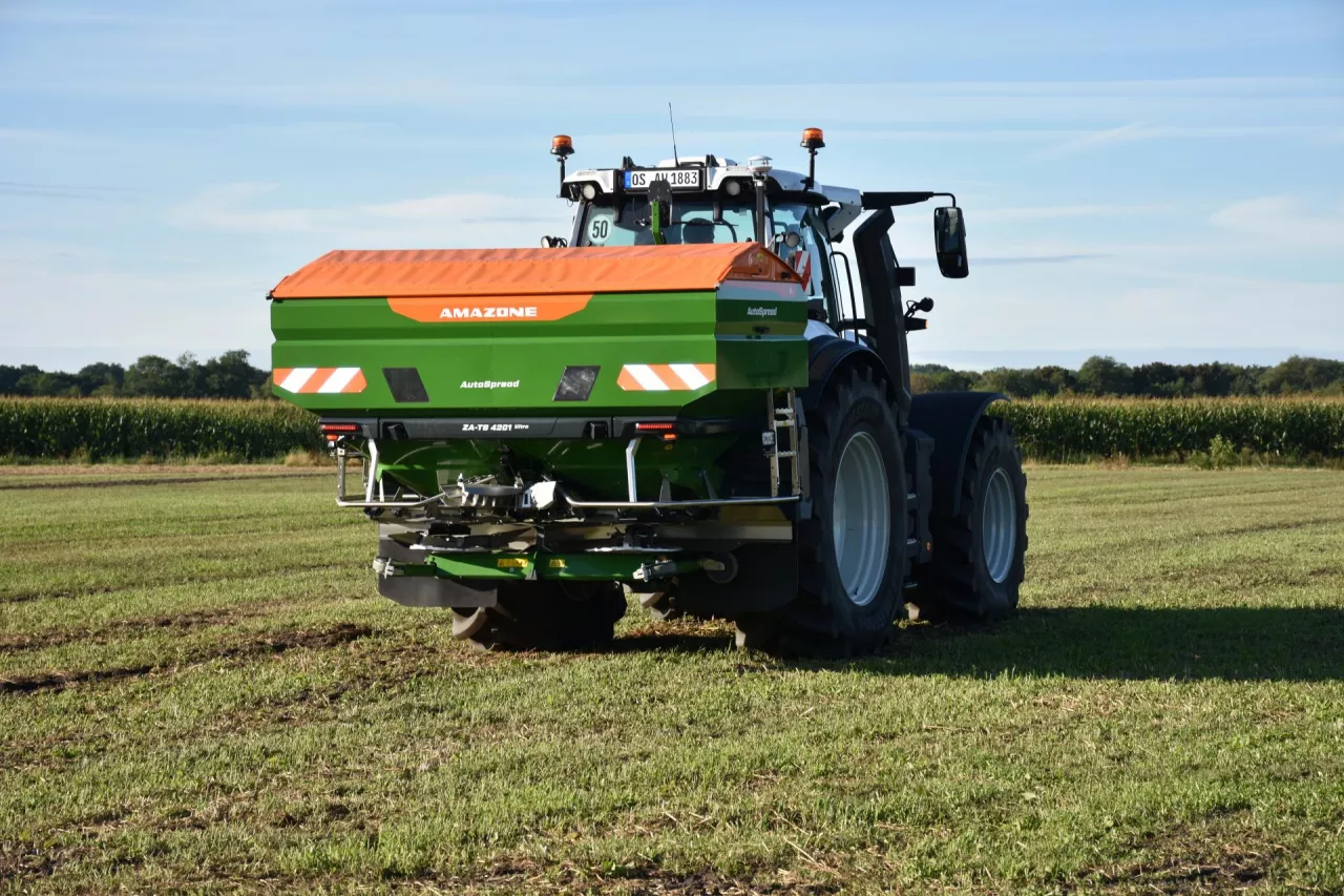 Nawożenie ozimin wczesną wiosną. Tych błędów nie wybaczą rzepak i pszenica