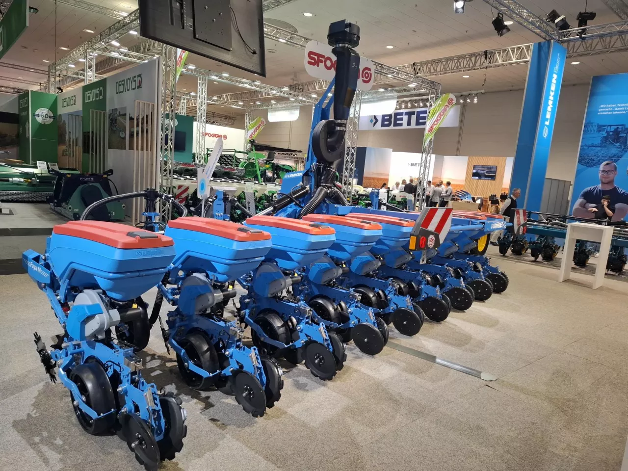 Technika, tap 2/2026, nowe siewniki punktowe, nowy siewnik, nowości Agritechnika 2025, Lemken Faya, siewnik Lemken
