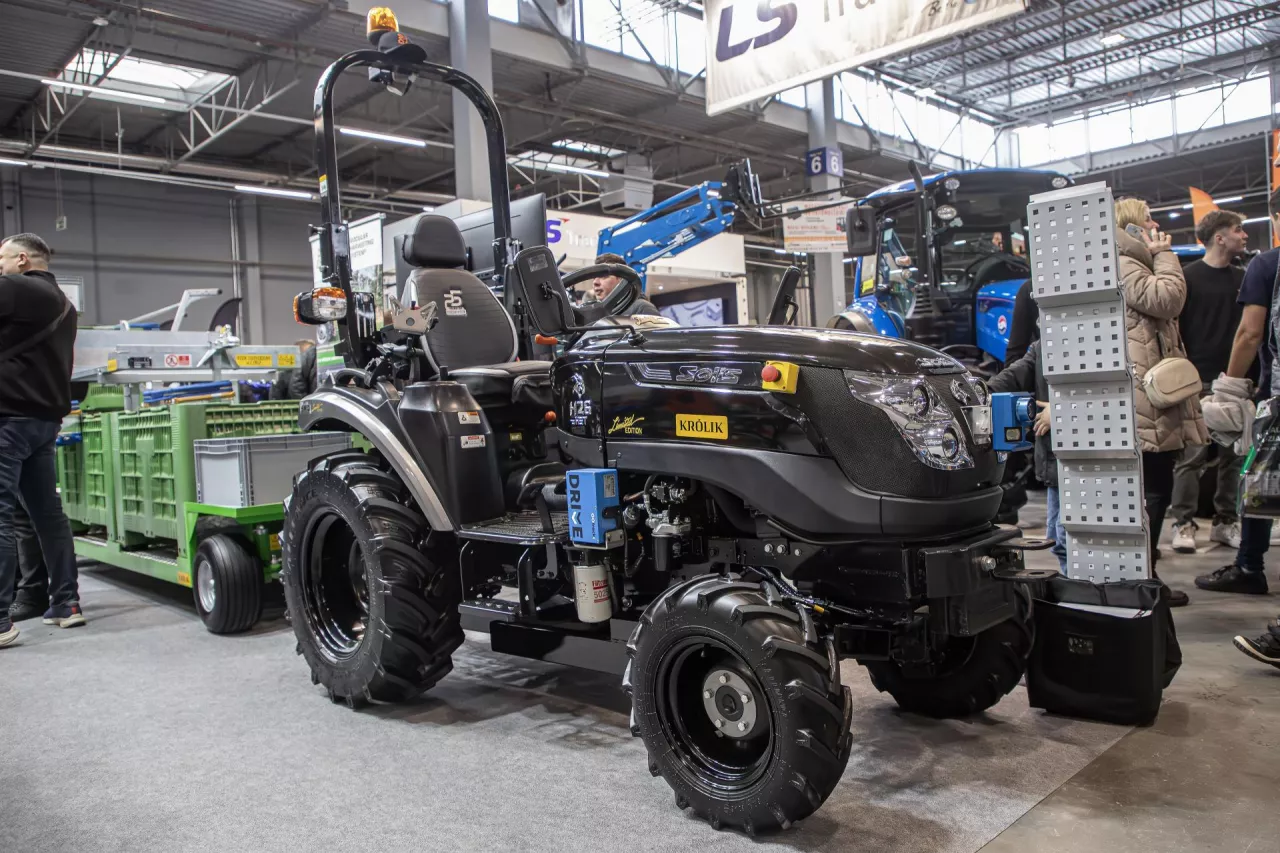 Ciągnik sadowniczy Solis H26 doposażony przez firmę Królikw system autoprowadzenia GoTrak.