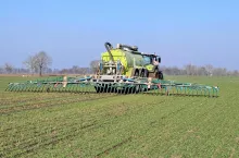 Aplikująca poferment firma Agronawóz dysponuje beczką o poj. 20 tys. l oraz 15-m aplikatorem z wężami wleczonymi.
