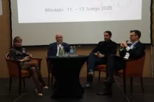 W debacie na temat sztucznej inteligencji wzięli udział (od lewej): Inez Sokólska, Maciej Kowalik, Karol Stryja oraz prowadzący - Łukasz Spicak