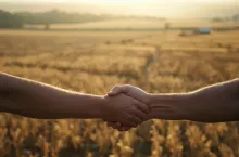 Umowa o dożywocie dla rolnika – czy to bezpieczny sposób przekazania gospodarstwa?