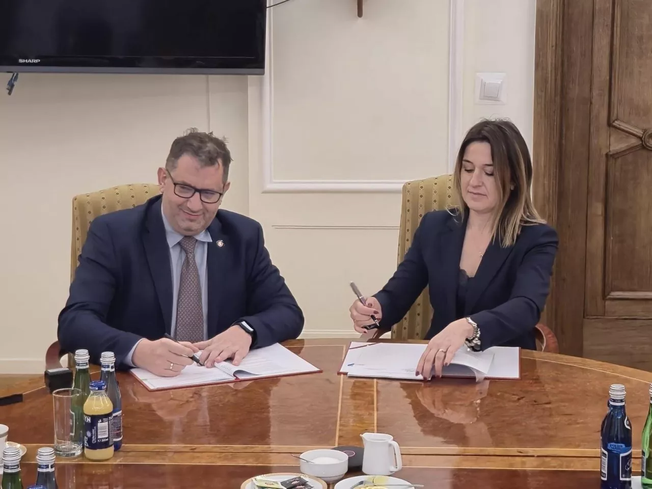 Podpisanie Porozumienia przez Głównego Inspektora Ochrony Roślin i Nasiennictwa – Magdalenę Makowską oraz Szefa Krajowej Administracji Skarbowej - Marcin Łobodę